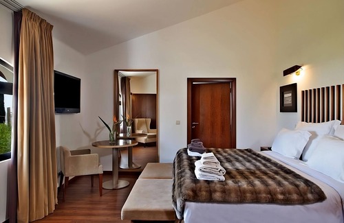 Albufeira Hotel | 10-Minute Walk from São Rafael Beach! Free Parking, Outdoor Swimming Pools!