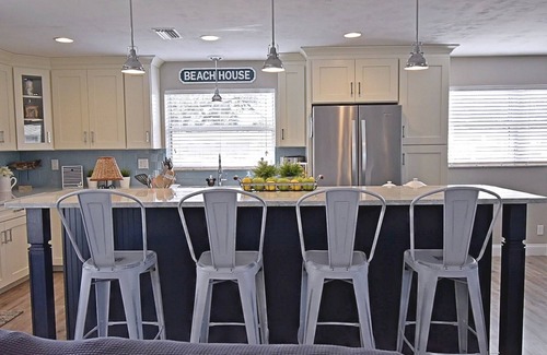 Ortona Park House | 10 minute WALK to the BEACH - Renovated!