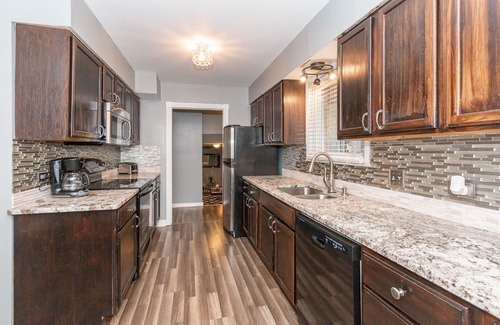 Lawrence House | 10 minutes from DOWNTOWN & TAYLOR SWIFT LARGE SPACE