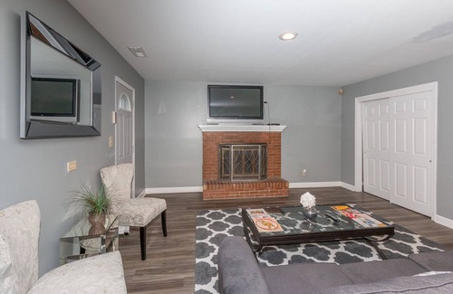 Lawrence House | 10 minutes from DOWNTOWN & TAYLOR SWIFT LARGE SPACE
