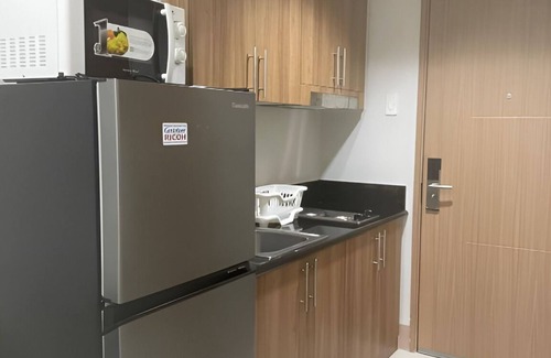 Tambo Condo | 10 minutes from Mall of Asia | Cozy Condo with Hot Shower & Balcony