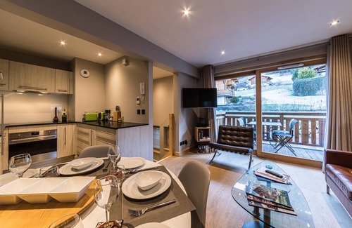 Morzine Apartment | ❄️🌞10 minutes from skiing -Stylish 2 bed flat with free ski bus & boot warmers