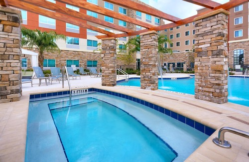 Gainesville Condo | 10 Minutes from U of Florida. Free Breakfast. Outdoor Pool & Hot Tub. Great for Small Groups!