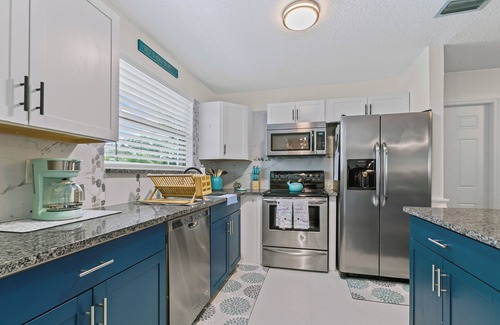 Palm Harbor House | 10 Minutes to Beach, Dine and Shop!