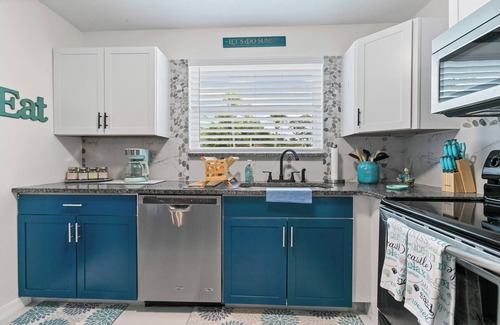 Palm Harbor House | 10 Minutes to Beach, Dine and Shop!