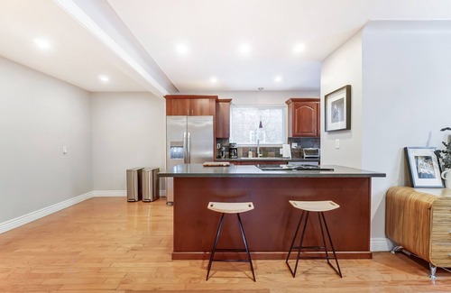 Mount Lookout House | 10 minutes to Downtown! Large urban cottage in the woods w/study in Mt Lookout