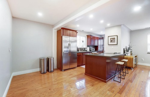 Mount Lookout House | 10 minutes to Downtown! Large urban cottage in the woods w/study in Mt Lookout