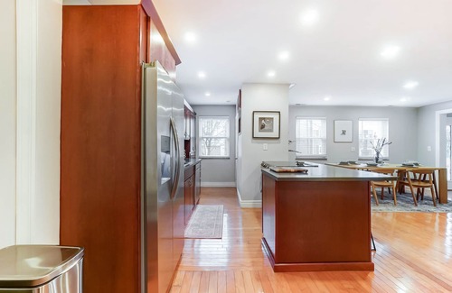 Mount Lookout House | 10 minutes to Downtown! Large urban cottage in the woods w/study in Mt Lookout