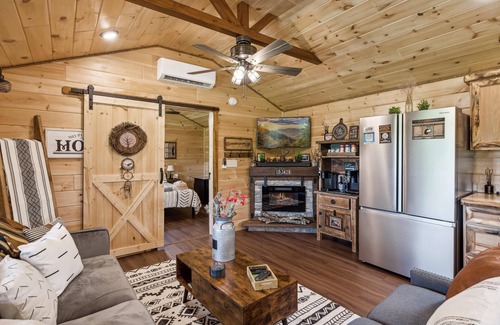 Sevierville Cabin | 10% off! Secluded Farmhouse Chic Cabin-HotTub-Firepit-Cornhole-Arcade-Pets OK!