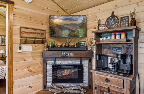 Sevierville Cabin | 10% off! Secluded Farmhouse Chic Cabin-HotTub-Firepit-Cornhole-Arcade-Pets OK!