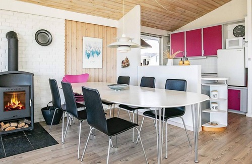Hvalpsund House | 10 person holiday home in Farsø