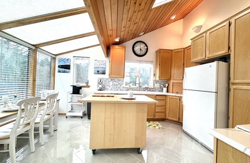 Camano Island House | 10 ppl/full house/relax/private yard/wifi/games/kid space/fire pit/uniq art