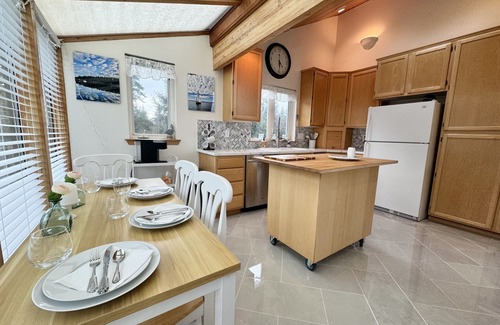 Camano Island House | 10 ppl/full house/relax/private yard/wifi/games/kid space/fire pit/uniq art