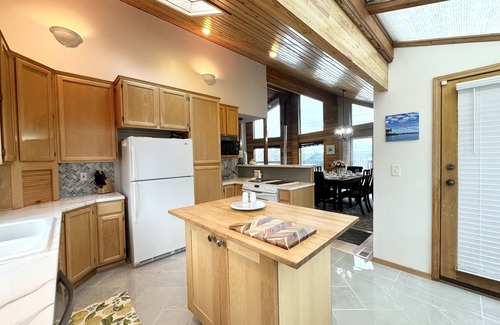 Camano Island House | 10 ppl/full house/relax/private yard/wifi/games/kid space/fire pit/uniq art