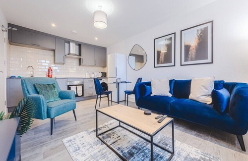 Swindon Apartment | 10 Regent Circus Apartment Central Location Long Stays