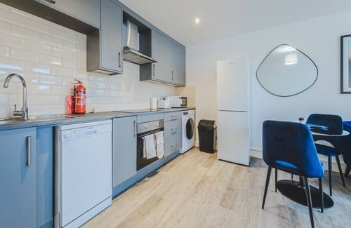 Swindon Apartment | 10 Regent Circus Apartment Central Location Long Stays