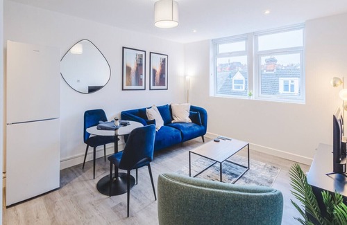 Swindon Apartment | 10 Regent Circus Apartment Central Location Long Stays