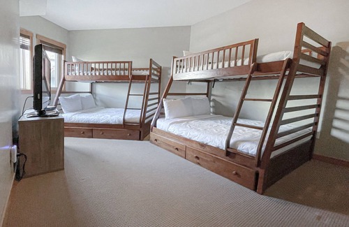 Canmore Condo | 10 sleep in 1200sqft. Condo 7Beds 3bdrm POOL&H/T24/7dk
