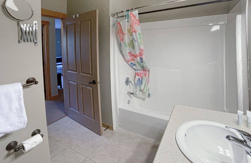 Canmore Condo | 10 sleep in 1200sqft. Condo 7Beds 3bdrm POOL&H/T24/7dk