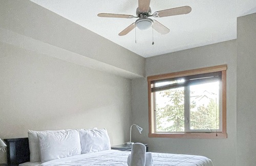Canmore Condo | 10 sleep in 1200sqft. Condo 7Beds 3bdrm POOL&H/T24/7dk