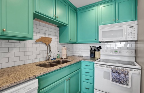 Wilmington Beach Condo | 10 steps away till sand in your toes on the ocean front in Carolina Beach, NC.