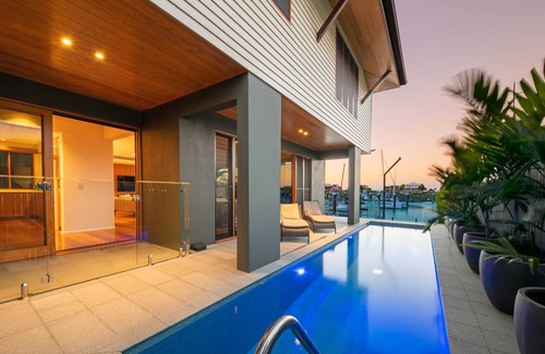 Airlie Beach House | 10 The Cove - Airlie Beach Waterfront Luxury