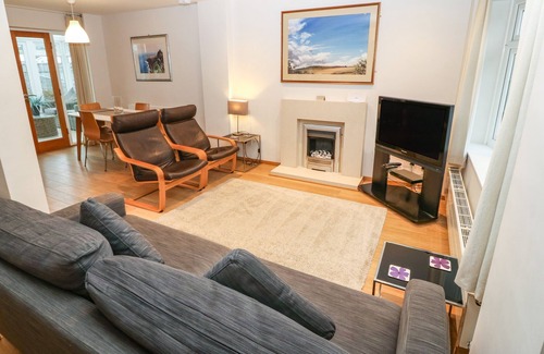 Morfa Bychan Cottage | 10 TYDDYN ADI, pet friendly, with a garden in Morfa Bychan