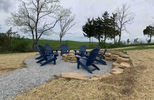 Williamstown House | 100 Acre Relaxing Retreat Near Ark- The Farmhouse