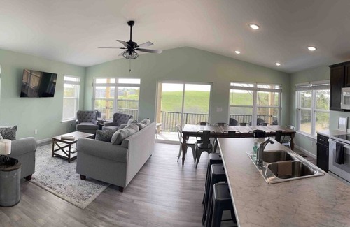 Jonesville House | 100 Acre Relaxing Retreat Near ARK- The Woodlands