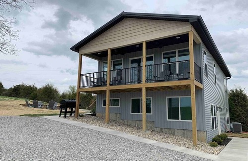 Jonesville House | 100 Acre Relaxing Retreat Near ARK- The Woodlands