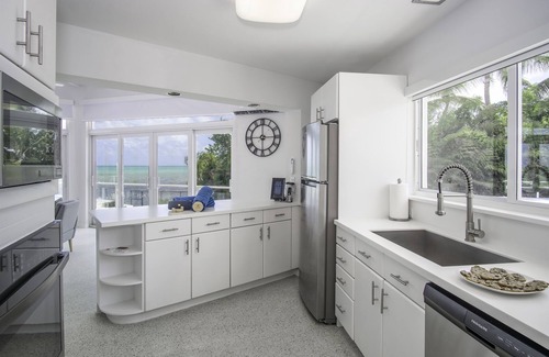 Islamorada House | 100' Beach,3 acres,Pool,Bikes,Kayaks,EV charger