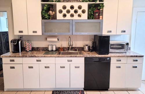 New Buffalo Cottage | 100% Ceramic tile, super sanitized, pet friendly, golf cart ride to beach.