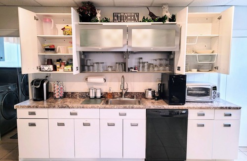 New Buffalo Cottage | 100% Ceramic tile, super sanitized, pet friendly, golf cart ride to beach.