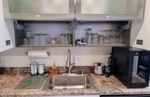 New Buffalo Cottage | 100% Ceramic tile, super sanitized, pet friendly, golf cart ride to beach.