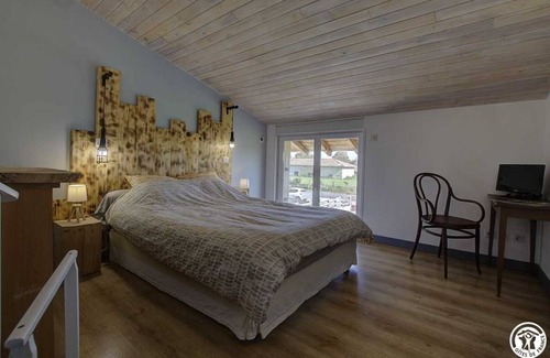 Saint-Denis-les-Bourg House | 100 m² Gîte ∙ 4 bedrooms ∙ 8 guests