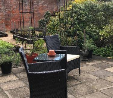 Alton Barnes Apartment | 100 m² Apartment ∙ 1 bedroom ∙ 2 guests