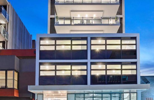 Port Melbourne Apartment | 100 m² Apartment ∙ 2 bedrooms ∙ 4 guests