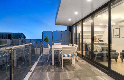 Port Melbourne Apartment | 100 m² Apartment ∙ 2 bedrooms ∙ 4 guests