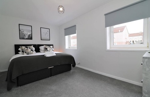 Caldercruix Apartment | 100 m² Apartment ∙ 4 bedrooms ∙ 6 guests