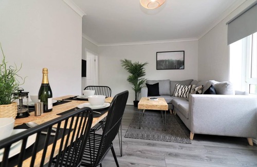 Caldercruix Apartment | 100 m² Apartment ∙ 4 bedrooms ∙ 6 guests