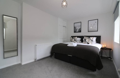 Caldercruix Apartment | 100 m² Apartment ∙ 4 bedrooms ∙ 6 guests