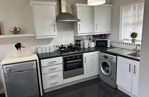 Broadheath Apartment | 100 m² Apartment ∙ 3 bedrooms ∙ 6 guests