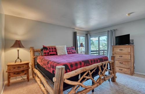 Green Mountain Falls Cabin | 100 m² Cabin ∙ 2 bedrooms ∙ 7 guests