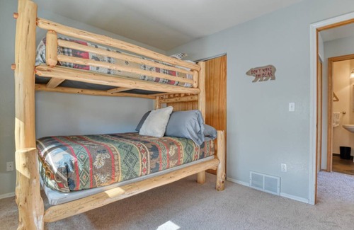 Green Mountain Falls Cabin | 100 m² Cabin ∙ 2 bedrooms ∙ 7 guests