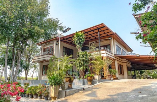 Ban Pong Villa | 100 m² Villa ∙ 5 bedrooms ∙ 15 guests