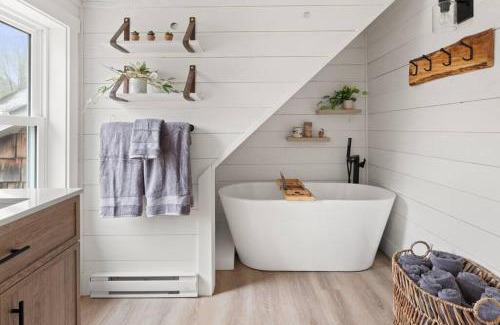 Moscow House | 100% Renovated Stowe Village Farmhouse