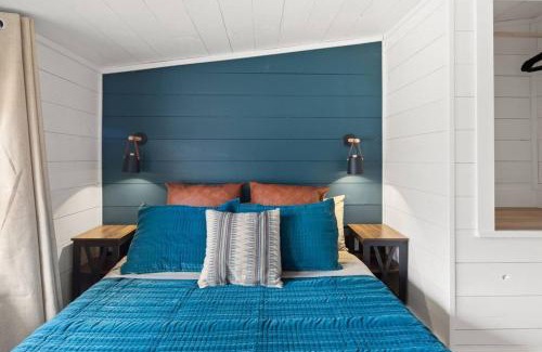 Moscow House | 100% Renovated Stowe Village Farmhouse