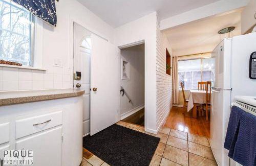 Southwest Edmonton Apartment | 1000 m² Apartment ∙ 3 bedrooms ∙ 8 guests