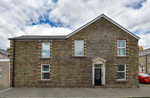 Landore House | 1000 m² House ∙ 4 bedrooms ∙ 10 guests