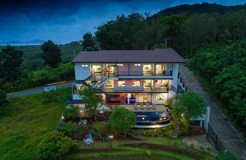 Chalong Villa | 1000 m² Villa ∙ 8 bedrooms ∙ 20 guests